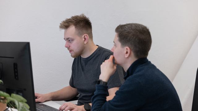 Preben og Alex i konsentrasjon foran PC skjermen