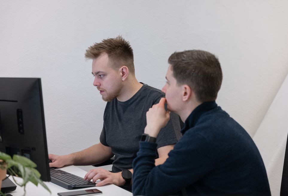 Preben og Alex i konsentrasjon foran PC skjermen
