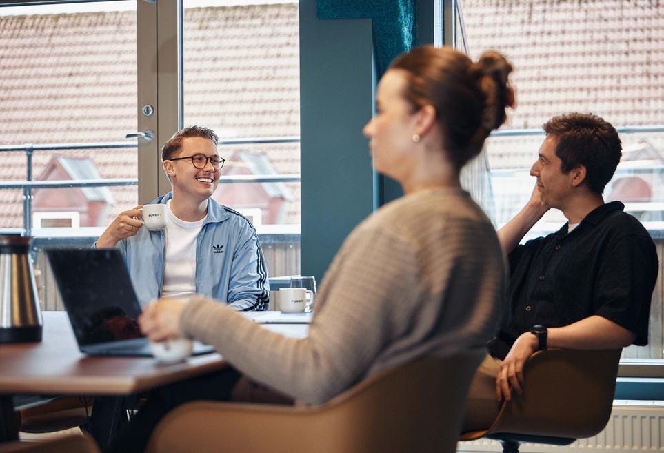 Markedsførere fra Funbit i en strategisk workshop der de planlegger målrettede digitale kampanjer og vekststrategier