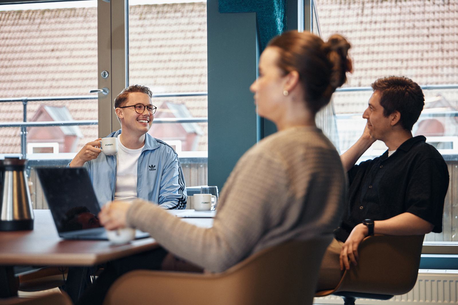 Markedsførere fra Funbit i en strategisk workshop der de planlegger målrettede digitale kampanjer og vekststrategier