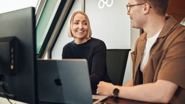 Tett og smidig samarbeid mellom utvikling og design hos Funbit, med en smilende UX-designer i forgrunnen