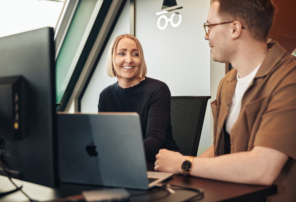 Tett og smidig samarbeid mellom utvikling og design hos Funbit, med en smilende UX-designer i forgrunnen
