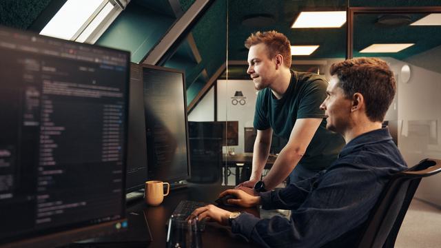 Tett samarbeid og teknisk kvalitetssikring mellom to systemutviklere ved en av Funbits arbeidsstasjoner