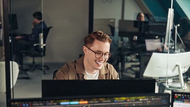 Utvikler og AI-ekspert Filip i full sving med arbeid på PC-en