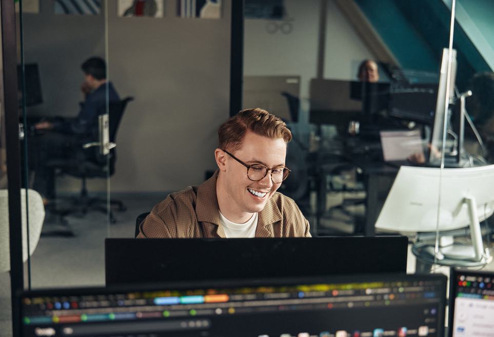 Utvikler og AI-ekspert Filip i full sving med arbeid på PC-en
