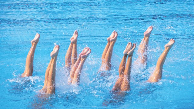 Synkronsvømmere i et basseng