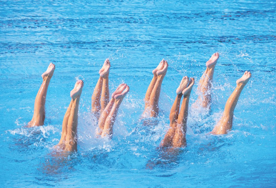 Synkronsvømmere i et basseng