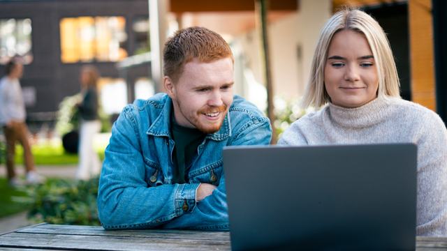nla studenter som leser sammen