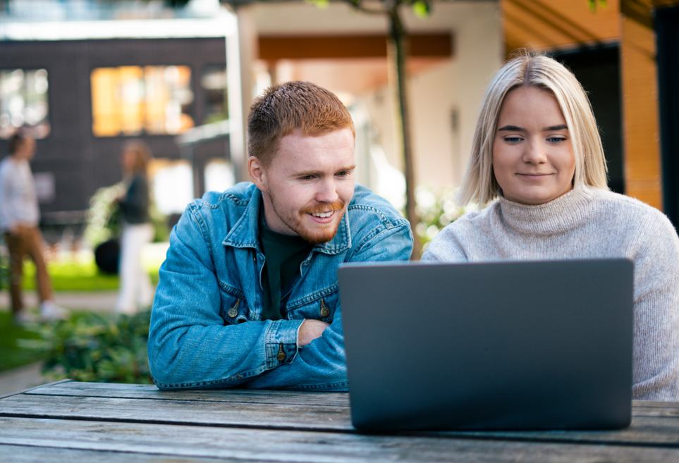 nla studenter som leser sammen