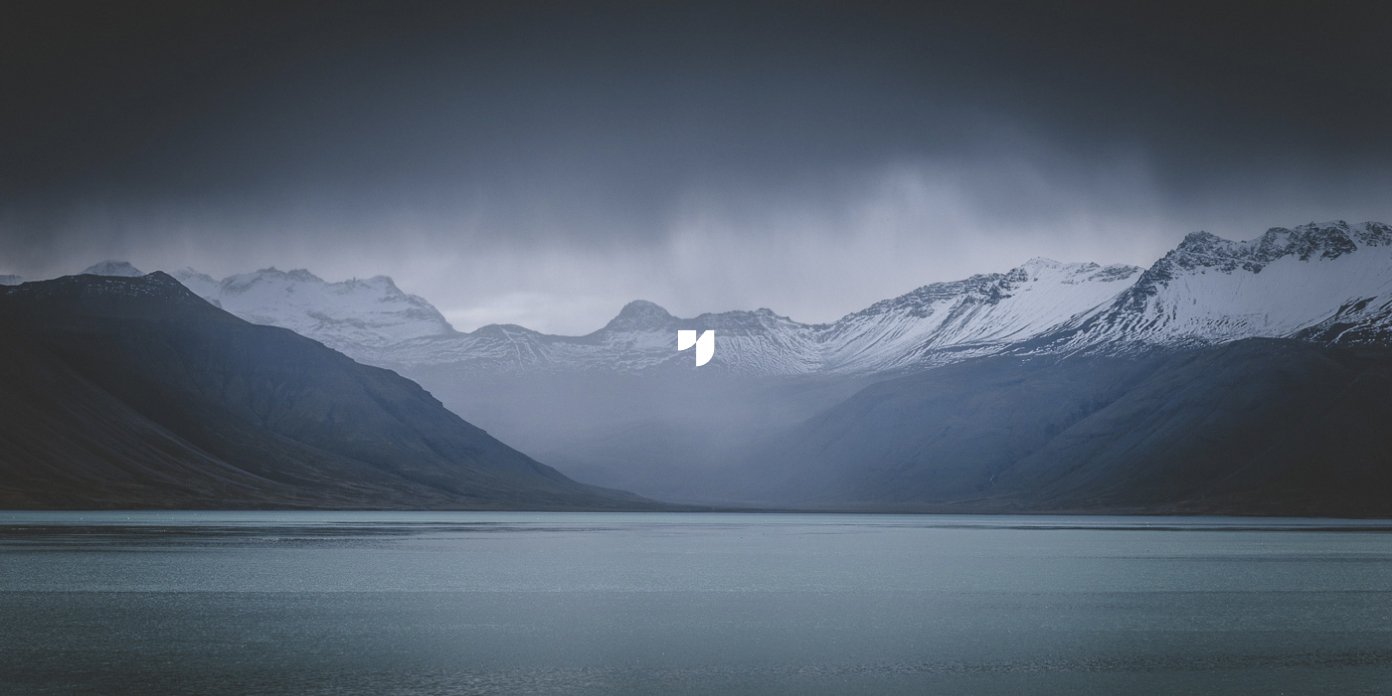 Norsk etikett logo med utsikt over fjord og hav